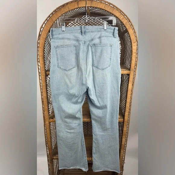 Elizabeth & James High Rise Flare Leg Jeans in Light Wash Size 14 - Picture 3 of 4